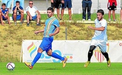 Giráldez (derecha) persigue el esférico ante la presencia del utrerano Leal. Giráldez (derecha) persigue el esférico ante la presencia del utrerano Leal.