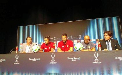 Vitolo, acompañado por Iborra y Sampaoli en el Lerkendal Stadion de Trondheim. Vitolo, acompañado por Iborra y Sampaoli en el Lerkendal Stadion de Trondheim.