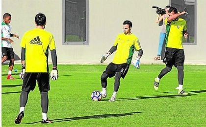 De izquierda a derecha: Dani Giménez (de espaldas), Manu Herrera y Antonio Adán, quienes defenderán la portería bética en la 16/17. De izquierda a derecha: Dani Giménez (de espaldas), Manu Herrera y Antonio Adán, quienes defenderán la portería bética en la 16/17.