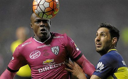 Angulo pelea el esférico ante un jugador de Boca. Angulo pelea el esférico ante un jugador de Boca.