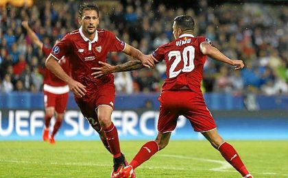 Franco Vázquez celebra su gol con Vitolo. Franco Vázquez celebra su gol con Vitolo.