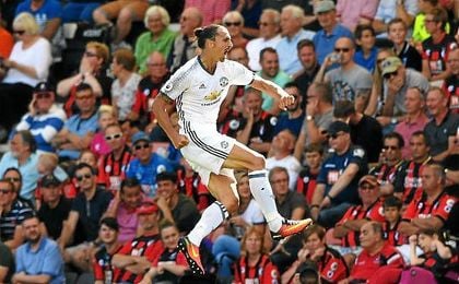 Ibrahimovic anotó el tercer tanto de su equipo en la primera jornada de la Premier 2016/17. Ibrahimovic anotó el tercer tanto de su equipo en la primera jornada de la Premier 2016/17.