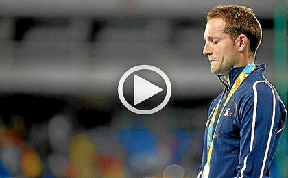 Renaud Lavillenie, plata en salto de pértiga, llora tras los abucheos del público. Renaud Lavillenie, plata en salto de pértiga, llora tras los abucheos del público.