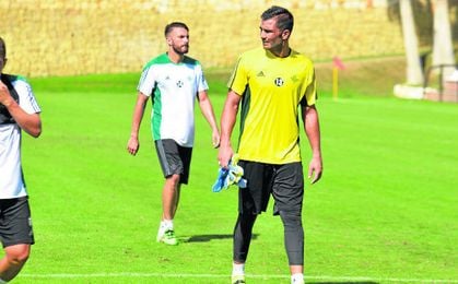 Antonio Adán es el único ´superviviente´ de los 15 ´eurofichajes´ que realizó el club hace tres campañas. Antonio Adán es el único ´superviviente´ de los 15 ´eurofichajes´ que realizó el club hace tres campañas.