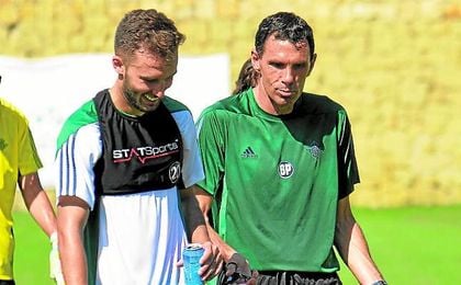 El Betis busca otro central que compita con Pezzella, Bruno y Mandi. El Betis busca otro central que compita con Pezzella, Bruno y Mandi.