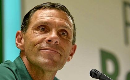 Gustavo Poyet, sonriente, durante la rueda de prensa. Gustavo Poyet, sonriente, durante la rueda de prensa.