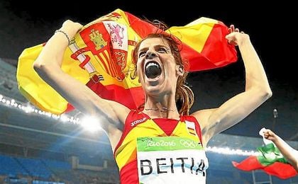Beitia celebra con la bandera de España su oro en salto de altura. Beitia celebra con la bandera de España su oro en salto de altura.