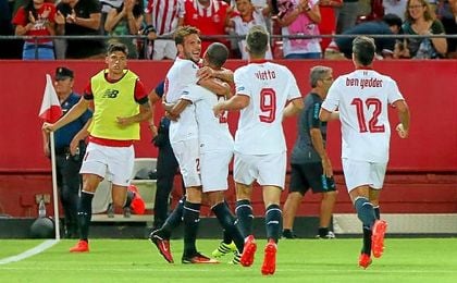 Los sevillistas celebran uno de los seis goles anotados ante el Espanyol. Los sevillistas celebran uno de los seis goles anotados ante el Espanyol.