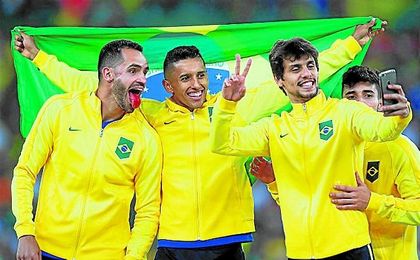 Rodrigo Caio, con el teléfono móvil en la mano, posa para una foto junto a sus compañeros en los Juegos de Río. Rodrigo Caio, con el teléfono móvil en la mano, posa para una foto junto a sus compañeros en los Juegos de Río.