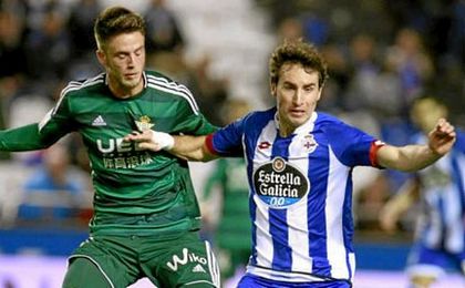 Mosquera conduce el esférico recibiendo al Betis de visitante. Mosquera conduce el esférico recibiendo al Betis de visitante.