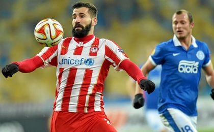 Dimitrios Siovas se lleva un balón en presencia de Zozulia, en un Olympiacos-Dnipro. Dimitrios Siovas se lleva un balón en presencia de Zozulia, en un Olympiacos-Dnipro.