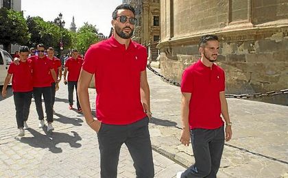 Iborra, en la reciente visita de la plantilla a la Catedral de Sevilla. Iborra, en la reciente visita de la plantilla a la Catedral de Sevilla.