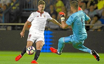 Vietto, en un balón dividido ante Asenjo. Vietto, en un balón dividido ante Asenjo.