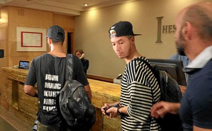 Nasri, a su llegada al hotel de Nervión donde se hospedará. Nasri, a su llegada al hotel de Nervión donde se hospedará.