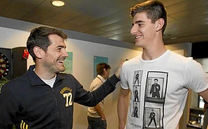 Casillas sonríe junto a Thibaut Courtois. Casillas sonríe junto a Thibaut Courtois.
