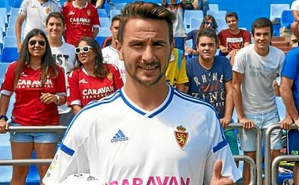 Juan Muñoz, durante su presentación con el Real Zaragoza. Juan Muñoz, durante su presentación con el Real Zaragoza.