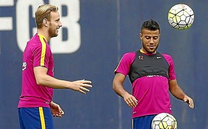 Rafinha, junto a Rakitic en un entrenamiento. Rafinha, junto a Rakitic en un entrenamiento.