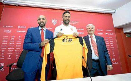 Sirigu, con la camiseta de su nuevo club. Sirigu, con la camiseta de su nuevo club.