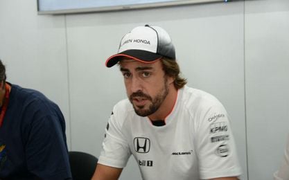 Fernando Alonso atendiendo a los medios. Fernando Alonso atendiendo a los medios.