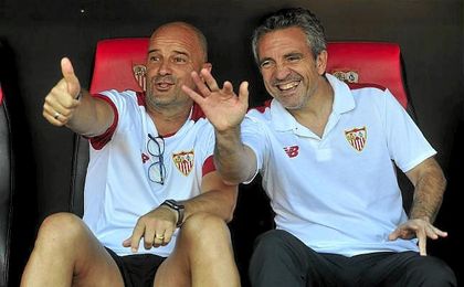 Desio y Lillo, en el banquillo del Sánchez-Pizjuán. Desio y Lillo, en el banquillo del Sánchez-Pizjuán.