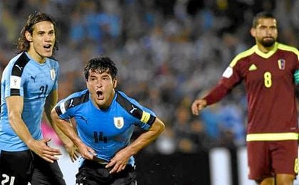 Lodeiro y Cavani celebran el gol conseguido ante Venezuela. Lodeiro y Cavani celebran el gol conseguido ante Venezuela.