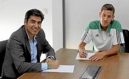 Ángel Haro, presidente del Betis, junto a Álex Alegría en la firma de los contratos. Ángel Haro, presidente del Betis, junto a Álex Alegría en la firma de los contratos.