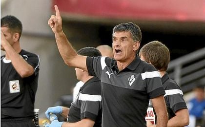 Mendilíbar dirige un encuentro con el Eibar. Mendilíbar dirige un encuentro con el Eibar.