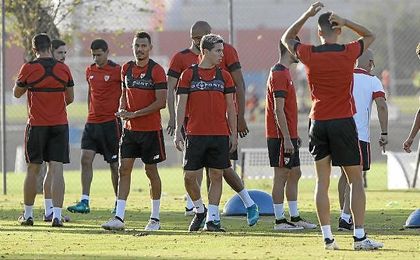 Imagen del entrenamiento del Sevilla en la Ciudad Deportiva José Ramón Cisneros. Imagen del entrenamiento del Sevilla en la Ciudad Deportiva José Ramón Cisneros.