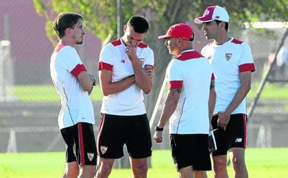 Scaloni, el segundo por la izquierda, dialoga con Matías Manna, Sampaoli y Martín Tocalli, durante un entrenamiento del Sevilla. Scaloni, el segundo por la izquierda, dialoga con Matías Manna, Sampaoli y Martín Tocalli, durante un entrenamiento del Sevilla.