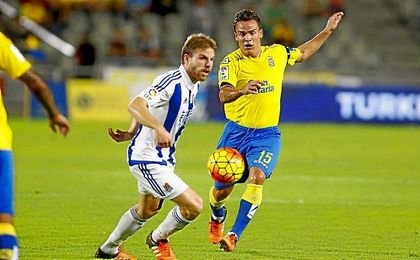 Roque Mesa presiona a Illarramendi en un partido de Liga. Roque Mesa presiona a Illarramendi en un partido de Liga.