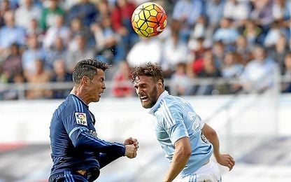 Sergi Gómez pugna por el aire con Cristiano. Sergi Gómez pugna por el aire con Cristiano.