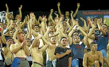 Imagen de los hinchas del Lyon en el Sánchez Pizjuán. Imagen de los hinchas del Lyon en el Sánchez Pizjuán.