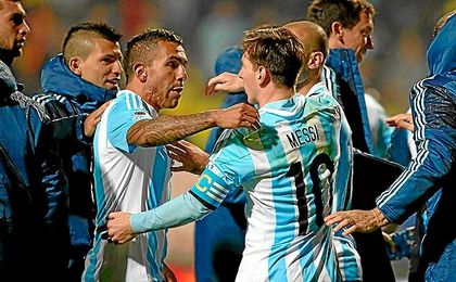 Tévez y Messi se abrazan tras un partido con Argentina. Tévez y Messi se abrazan tras un partido con Argentina.