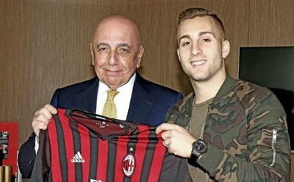 Gerard Deulofeu, en su presentación como jugador del Milan. ACM. Gerard Deulofeu, en su presentación como jugador del Milan. ACM.