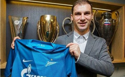 Ivanovic posando con la camiseta del Zenit. Ivanovic posando con la camiseta del Zenit.