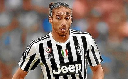 Cáceres podría fichar por el Milán. Cáceres podría fichar por el Milán.