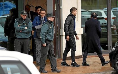Lucas, saliendo de los juzgados. Lucas, saliendo de los juzgados.