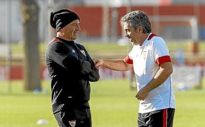 Jorge Sampaoli y Juanma Lillo, durante un entrenamiento del primer plantel sevillista. Jorge Sampaoli y Juanma Lillo, durante un entrenamiento del primer plantel sevillista.