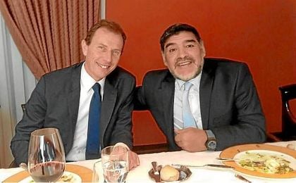 Maradona, junto a Butragueño en el almuerzo entre las directivas del Real Madrid y el Nápoles. Maradona, junto a Butragueño en el almuerzo entre las directivas del Real Madrid y el Nápoles.