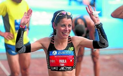 Paula González Berodia tras cruzar la meta como campeona del último Zúrich Maratón de Sevilla. Paula González Berodia tras cruzar la meta como campeona del último Zúrich Maratón de Sevilla.
