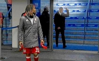 Revuelo en Alemania por un gesto obsceno de Ancelotti a un aficionado que le escupió Revuelo en Alemania por un gesto obsceno de Ancelotti a un aficionado que le escupió