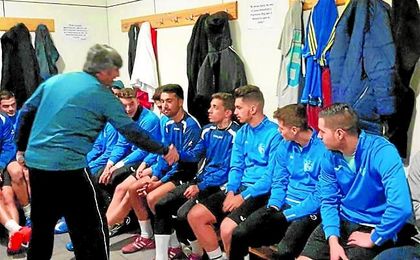 Club y plantilla se reunieron ayer en los vestuarios. Club y plantilla se reunieron ayer en los vestuarios.