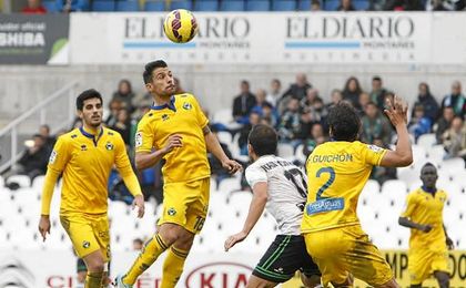 En la imagen, Carlos Bellvís luchando un balón por alto. En la imagen, Carlos Bellvís luchando un balón por alto.