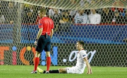 Lenglet, en el momento de caer lesionado ante el Leicester Lenglet, en el momento de caer lesionado ante el Leicester