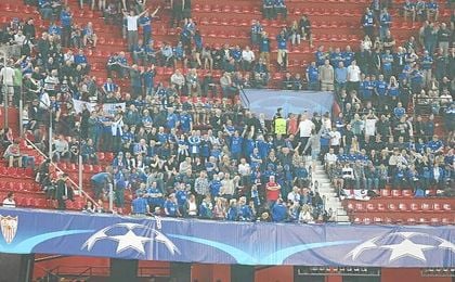 En torno a 500 aficionados ingleses visitaron Sevilla. En torno a 500 aficionados ingleses visitaron Sevilla.