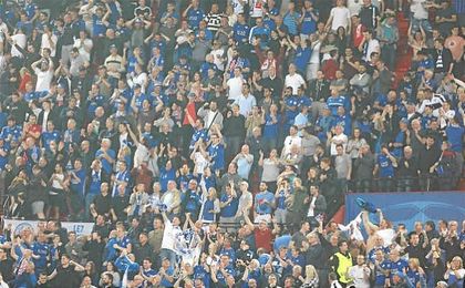 Imagen de la afición del Leicester ayer en la grada visitante del Sánchez-Pizjuán. Imagen de la afición del Leicester ayer en la grada visitante del Sánchez-Pizjuán.