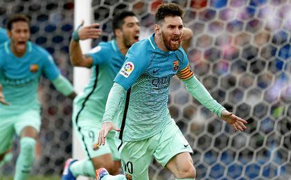 Messi marcó un gol que permite al Barcelona seguir enganchado a LaLiga. Messi marcó un gol que permite al Barcelona seguir enganchado a LaLiga.