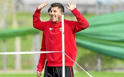 Jovetic, sonriente durante un entrenamiento del Sevilla. Jovetic, sonriente durante un entrenamiento del Sevilla.