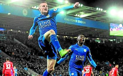 Vardy celebra uno de los dos goles que consiguió en la victoria del Leicester ante el Liverpool. Vardy celebra uno de los dos goles que consiguió en la victoria del Leicester ante el Liverpool.