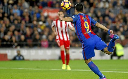 Momento en que Suárez marca gol frente al Sporting de Gijón. Momento en que Suárez marca gol frente al Sporting de Gijón.